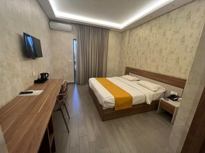 Standard Room | Minibar, in-room safe, individually decorated, individually furnished