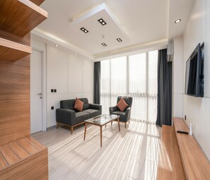 Executive Suite, Ensuite | Ruang tamu | 42 inci sebuah televisyen pintar dengan satelit, TV 