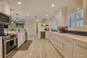 冰箱、微波炉、烤箱、炉灶