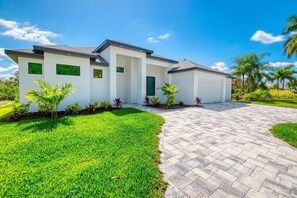 Exterior - VRCC Villa Tesoro - villa with 3 bedrooms and spa (cape coral)