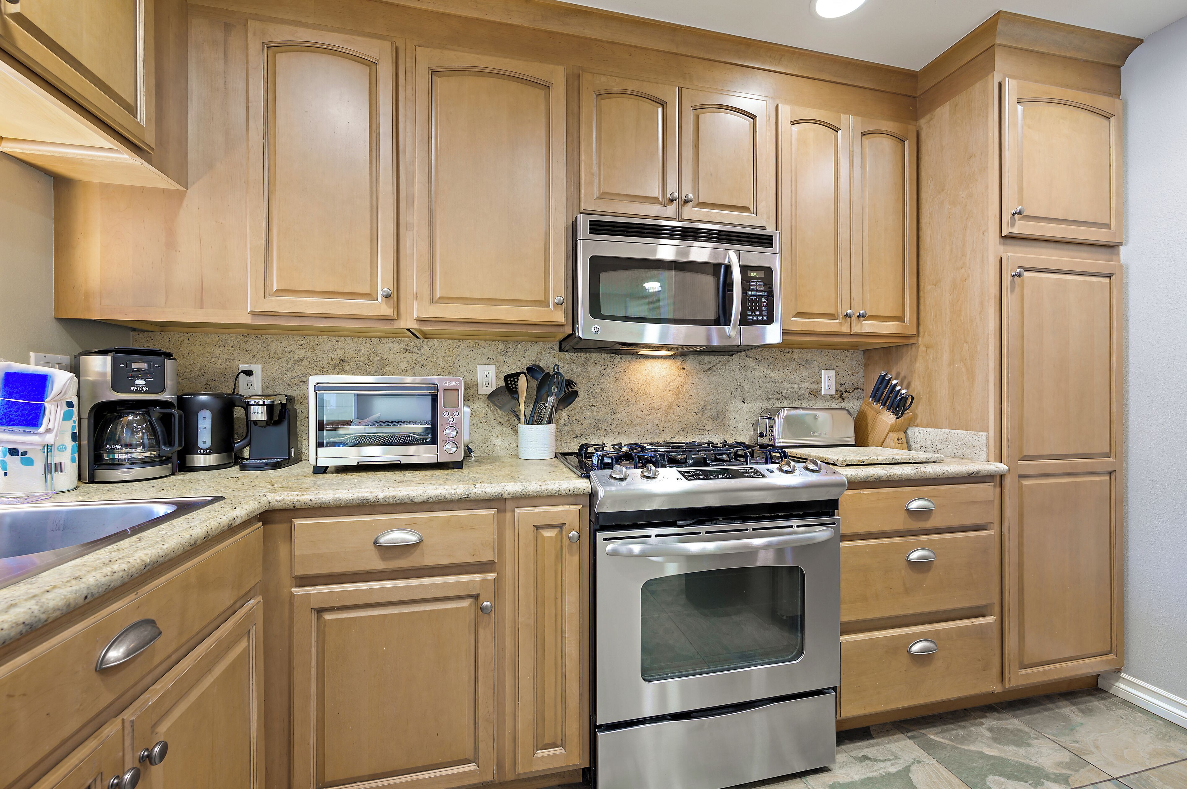 冷蔵庫、電子レンジ、オーブン、コンロ