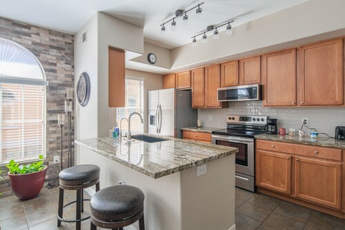 Entire Condo close to Lake, ASU, shopping & dining