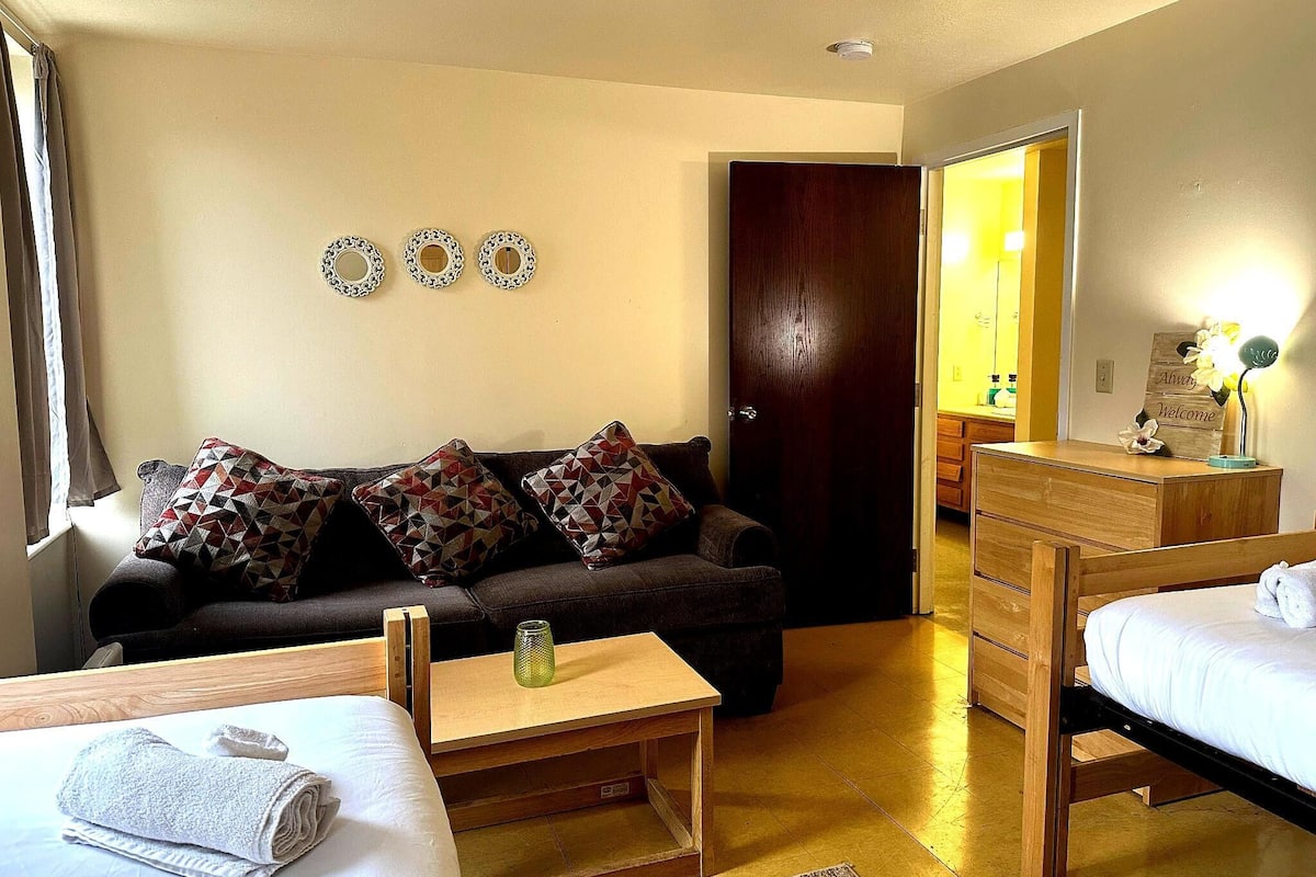Traditional Apartment 3E | In-room safe, iron/ironing board, WiFi (free), bed sheets