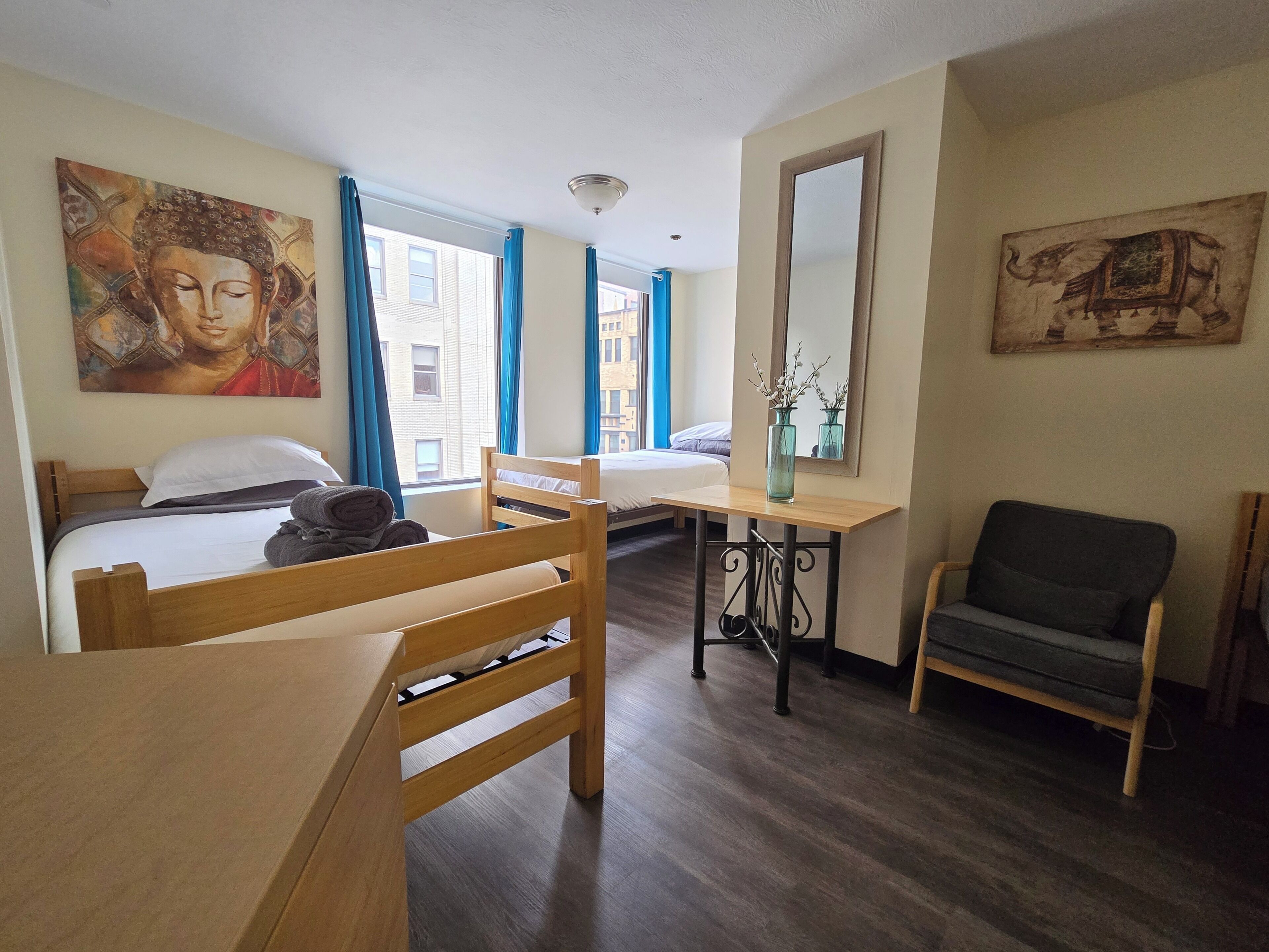 Habitación individual junior | Caja de seguridad en la habitación y tabla de planchar con plancha 