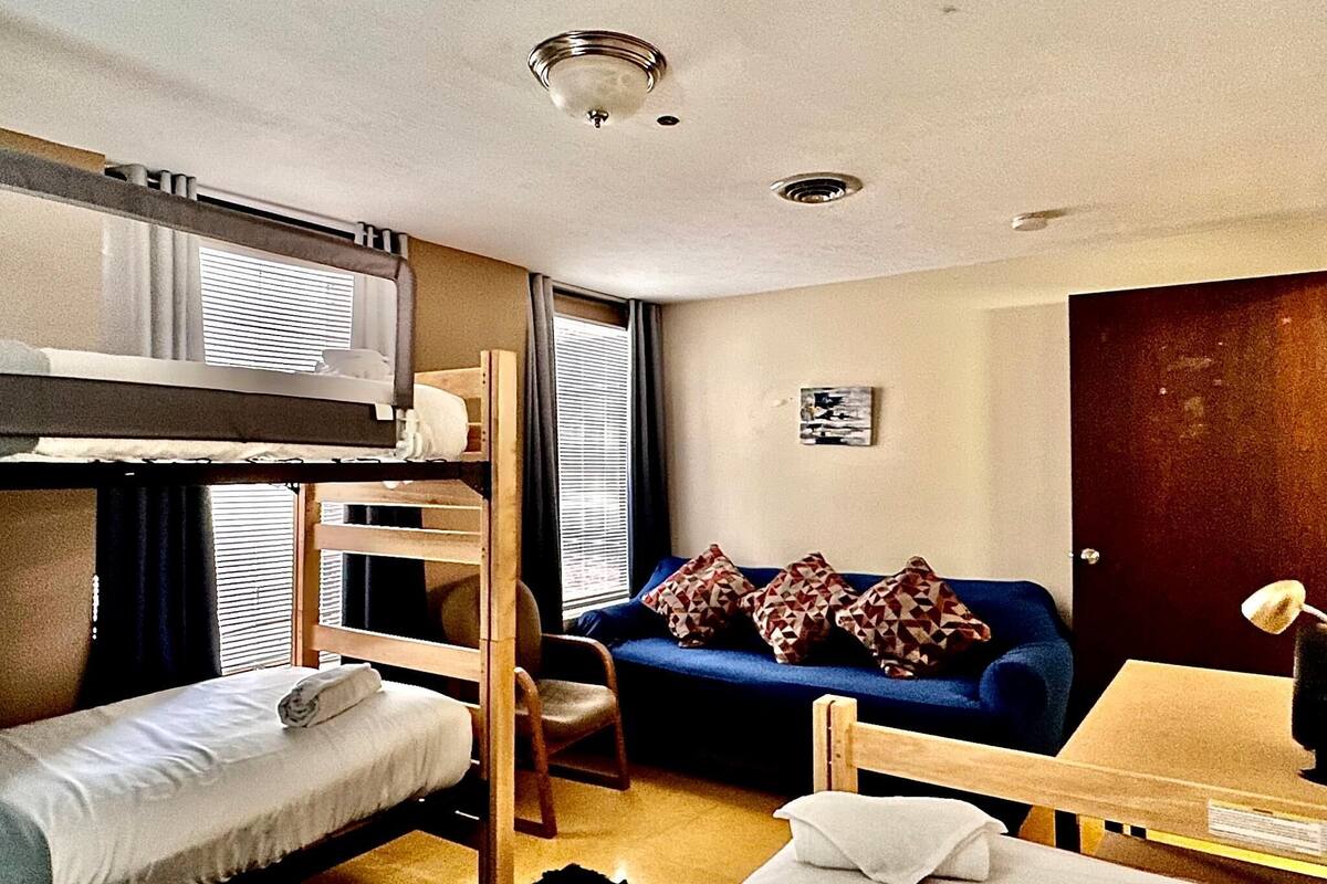 Traditional Apartment 3B | In-room safe, iron/ironing board, WiFi (free), bed sheets