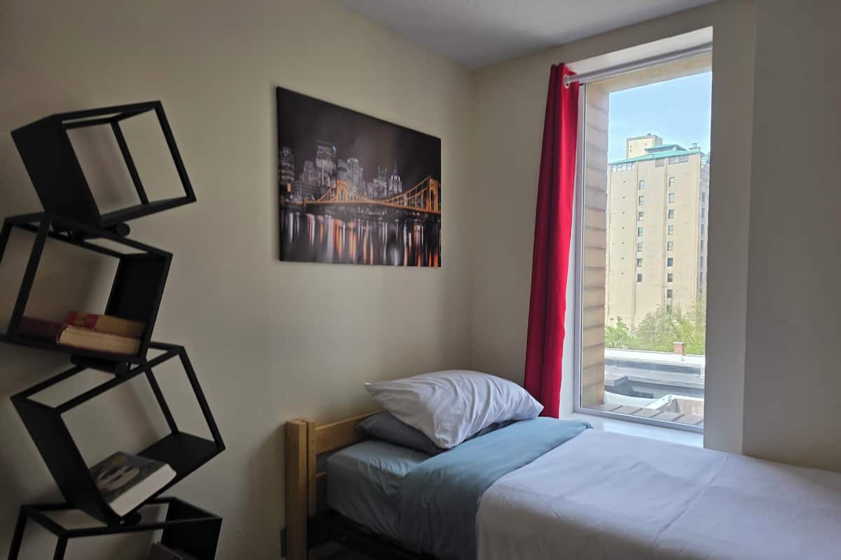 شقة ذات طابع رومانسي | خزنة داخل الغرفة ومكواة/لوح كي وواي فاي مجانًا وملاءات أسرّة