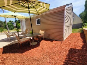 Outdoor dining - Entire tri-level home with a king master and patio (Pontiac)
