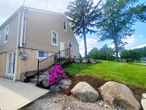 Exterior - Entire tri-level home with a king master and patio (Pontiac)