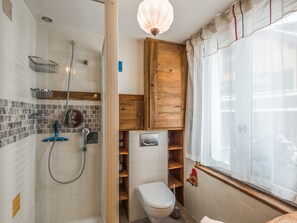 Douche, articles de toilette gratuits, sĂšche-cheveux
