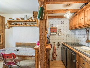 Een koelkast, een microgolfoven, een oven, een vaatwasser