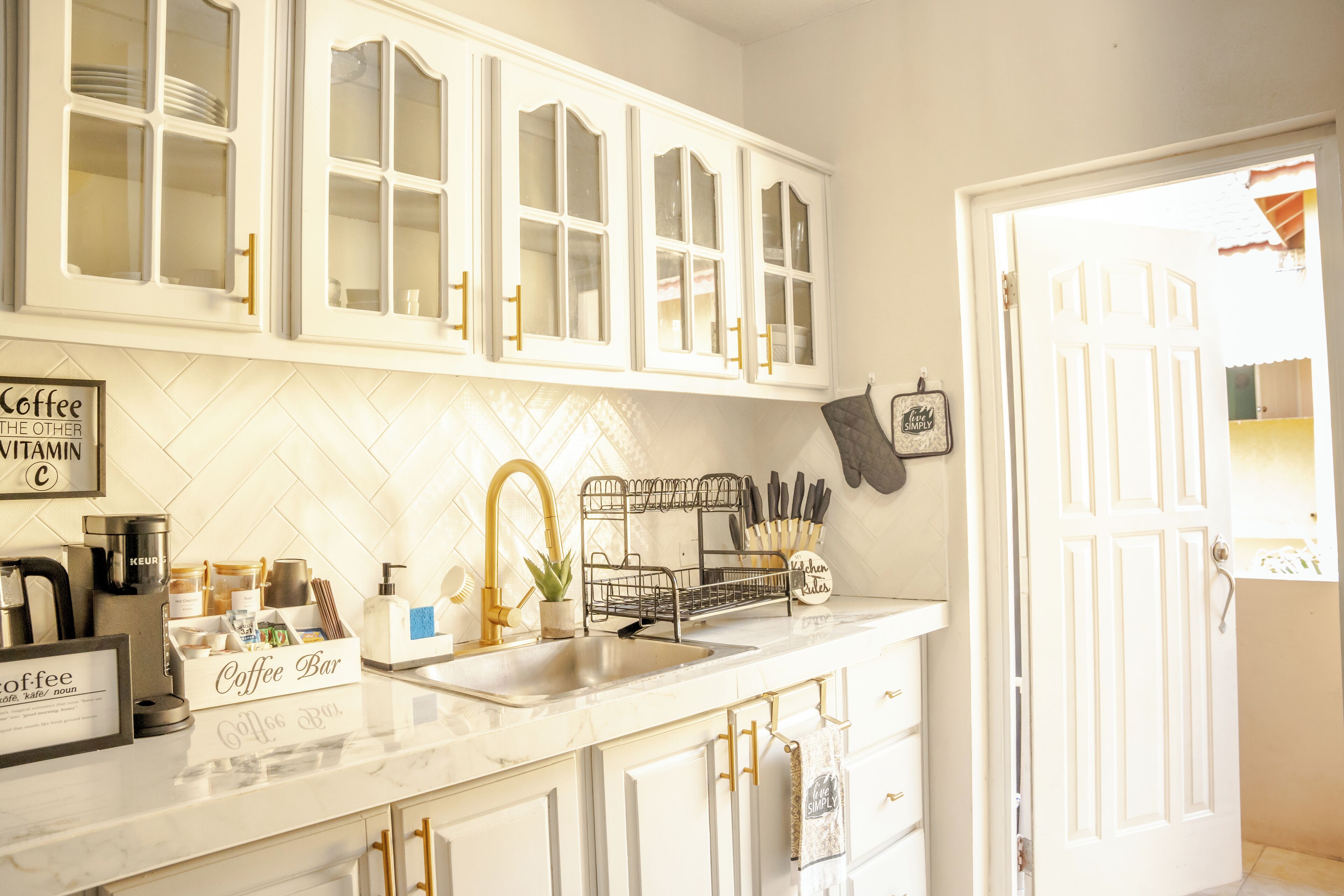 Coffee/tea maker, fridge, microwave, oven