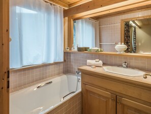 Baignoire, sèche-cheveux, serviettes fournies, savon