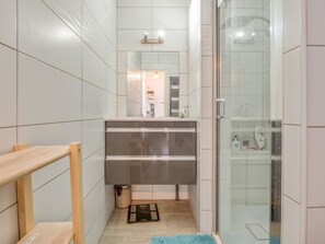 Shower, free toiletries, hair dryer, towels
