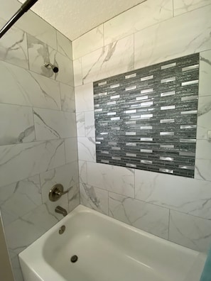 Combined shower/bathtub, hair dryer, towels - New home walking distance to downtown Fernandina & 8 minute drive to the Beach! (Fernandina Beach)
