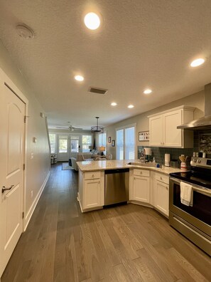 冷蔵庫、電子レンジ、オーブン、コンロ