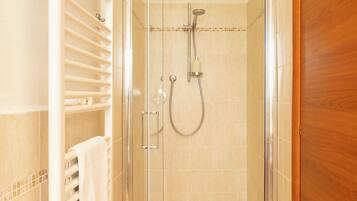 Doccia, asciugacapelli, bidet, asciugamani