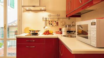 Kühlschrank, Mikrowelle, Ofen, Herdplatte