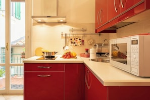 Frigorifero, microonde, forno, piano cottura