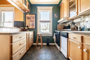 Casa, 3 habitaciones | Cocina privada | Refrigerador con congelador, microondas y parrilla de estufa 