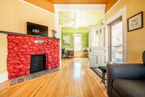 Casa, 3 habitaciones | Sala de estar | Televisión 