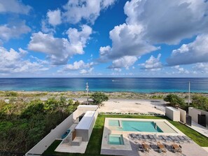 Una piscina al aire libre, una piscina climatizada