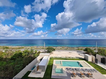 Oceanview Luxury Beachfront Apartment 