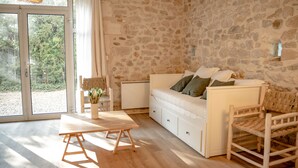 Family Suite, Ensuite, Garden View (Hermitage) - La Vigne Blanche B&B (Lamotte-du-Rhône)