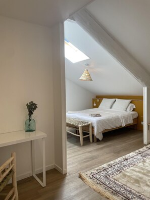 Design Quadruple Room, Ensuite (Saint-Péray) | Interior - La Vigne Blanche B&B (Lamotte-du-Rhône)