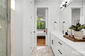 Eco-friendly toiletries, hair dryer, towels, soap - 1306 E 3rd xxxxxxxxx (Austin)