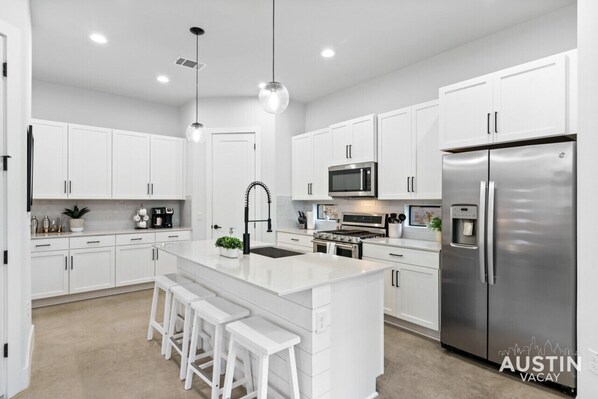 Fridge, microwave, oven, stovetop - 1306 E 3rd xxxxxxxxx (Austin)