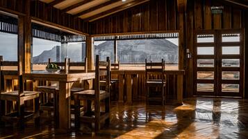 Desayuno con opciones de la cocina local incluido todos los días