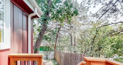 Adorable cottage w/large deck, fast WiFi, gourmet kitchen, & great location
