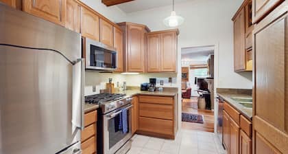 Adorable cottage w/large deck, fast WiFi, gourmet kitchen, & great location