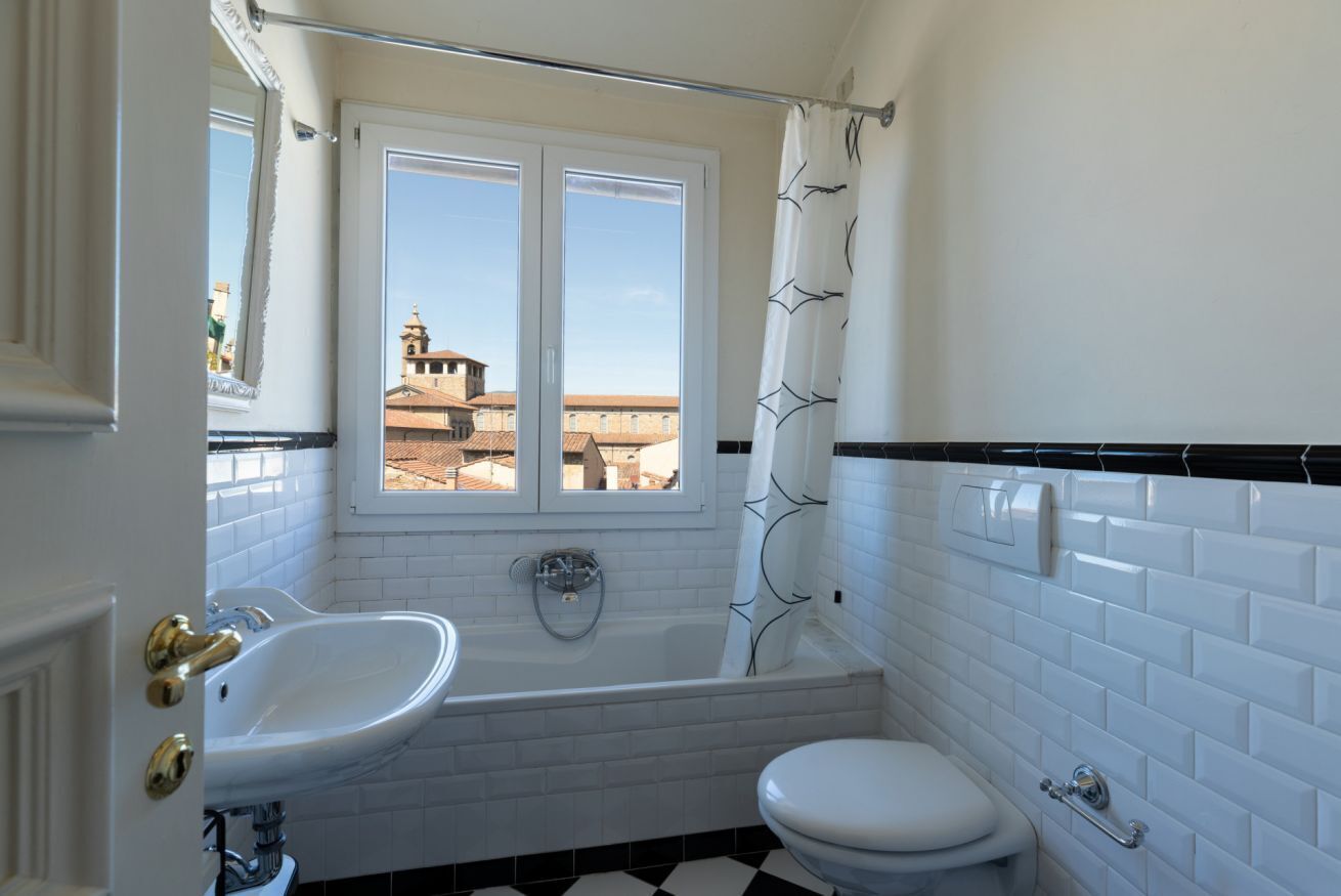 Badewanne, kostenlose Toilettenartikel, Haartrockner, Bidet
