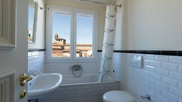 Badewanne, kostenlose Toilettenartikel, Haartrockner, Bidet