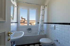 Badewanne, kostenlose Toilettenartikel, Haartrockner, Bidet
