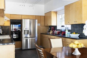 Fridge, microwave, stovetop, dishwasher