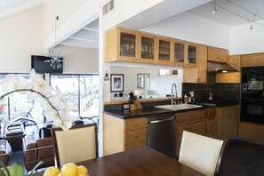 Kühlschrank, Mikrowelle, Herdplatte, Geschirrspüler