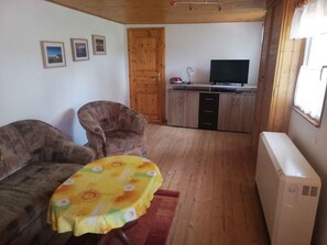 Televisie, een dvd-speler en een stereo