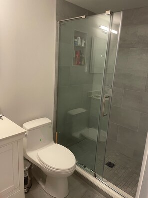 Douche, serviettes fournies