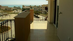 A balcony with a view of the sea and buildings. - Beautiful apartment for 4 people with pool, A/C, TV and terrace (Sant Carles De La Ràpita)