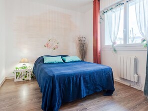 1 bedroom, travel cot, free WiFi, bed sheets