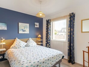 3 bedrooms, iron/ironing board, travel crib, free WiFi