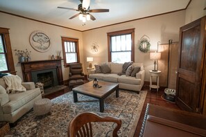 Smart TV, books - Historic 3BR Bungalow in the Town of Appomattox (Appomattox)