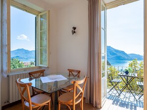 تناول الطعام