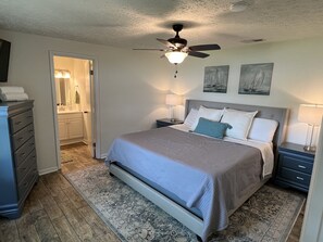 2 bedrooms, iron/ironing board, travel cot, free WiFi - Lakeside Retreat with Dock/Porch/Firepit/Beach (Fort McCoy)