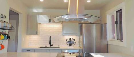 Een koelkast, een microgolfoven, een oven, een kookplaat