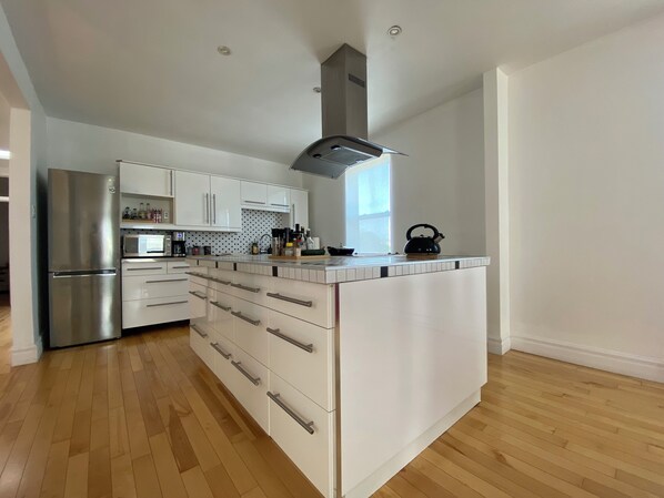 Réfrigérateur, four à micro-ondes, un four, surface de cuisson