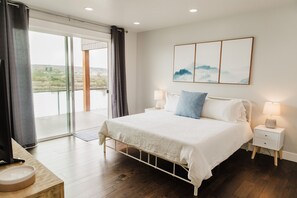 4 bedrooms, iron/ironing board, travel crib, free WiFi - Stunning Riverfront home- River access with Hot Tub & Game Room! (Marsing)