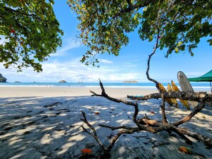Nära stranden, solstolar och strandhanddukar
